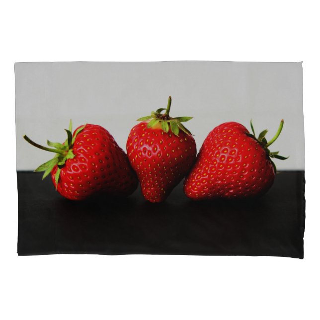 Erdbeeren auf Weiß über Schwarz Kissenbezug (Vorderseite)