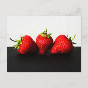Erdbeeren auf Weiß über Schwarz Postkarte