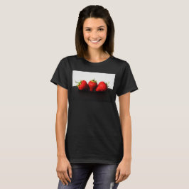 Erdbeeren auf Weiß über Schwarz T-Shirt