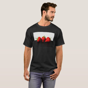 Erdbeeren auf Weiß über Schwarze Mönche und T - T-Shirt