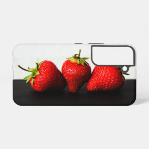 Erdbeeren auf Weiß über schwarzem Himmel Samsung Galaxy Hülle