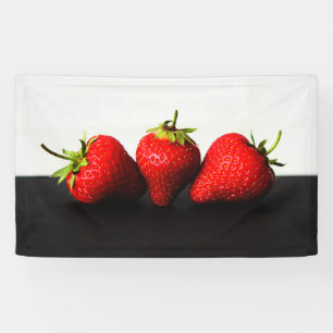 Erdbeeren auf Weiß über schwarzen Balken Banner