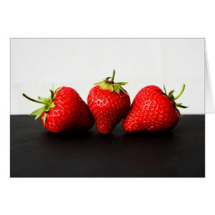 Erdbeeren auf Weiß über schwarzen Gccna