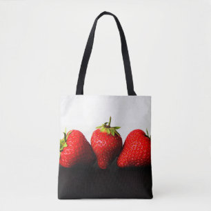 Erdbeeren auf weißer Seite über schwarzem Duftta Tasche