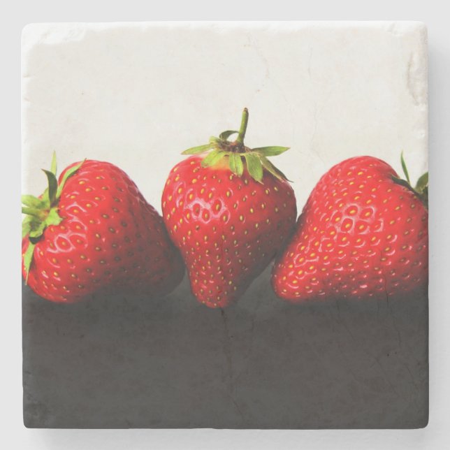 Erdbeeren auf weißer Seite über schwarzer Küste Steinuntersetzer (Vorderseite)
