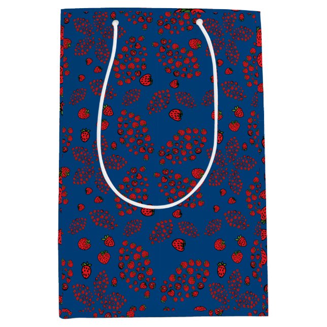 Erdbeeren-Blume auf blau Mittlere Geschenktüte (Vorderseite)