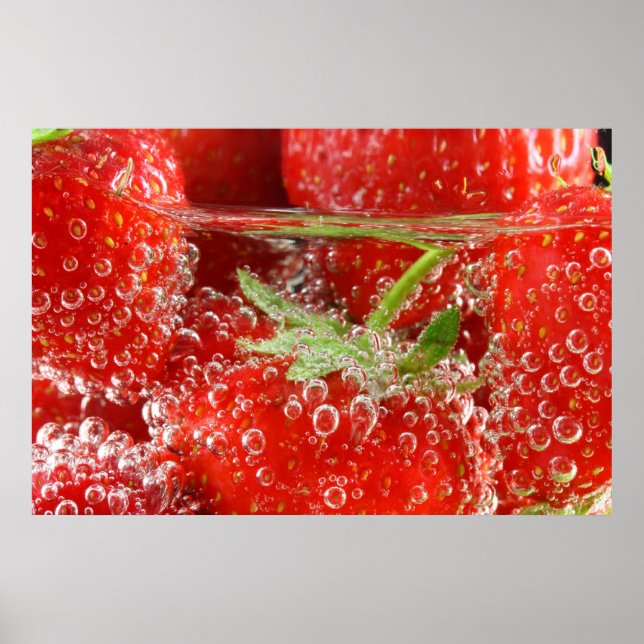 Erdbeeren in Wasser mit Blasen Poster (Vorne)