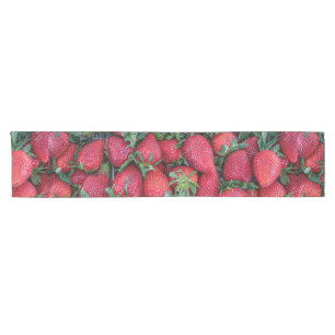 Erdbeeren mit grünen Blätter Kurzer Tischläufer