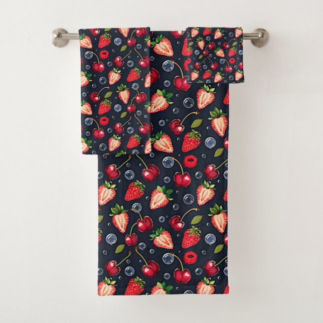 Erdbeeren und Kirschen auf dunklem Hintergrund Badhandtuch Set (Insitu)