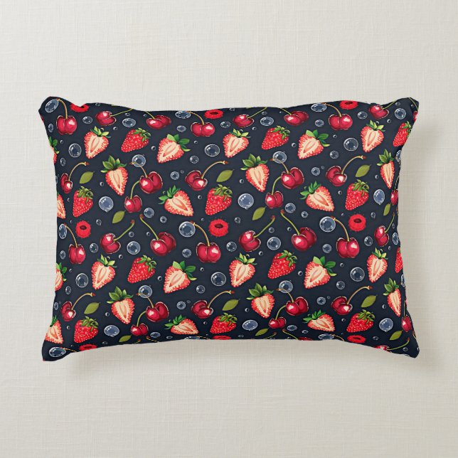 Erdbeeren und Kirschen auf dunklem Hintergrund Dekokissen (Vorderseite)