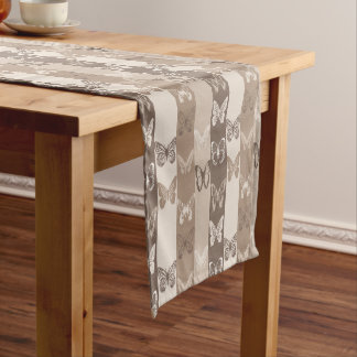 Erdbeerfalter-Streifen-Design in neutralem Tan Kurzer Tischläufer