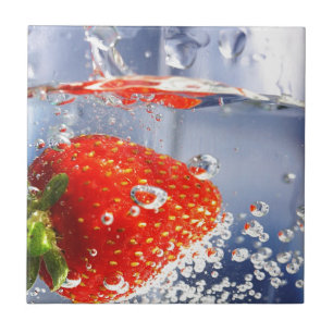 Erdbeerfrüchte in Wasserfotografie schön Fliese