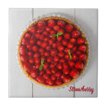 Erdbeerkuchen mit Minze aus weißem Holz