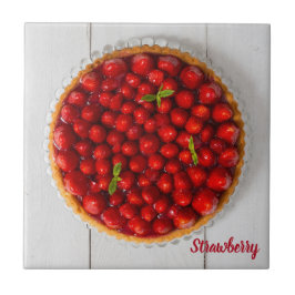 Erdbeerkuchen mit Minze aus weißem Holz Fliese