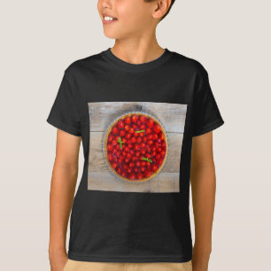 Erdbeerkuchen mit Minze-Blätter auf rustikalem Hol T-Shirt