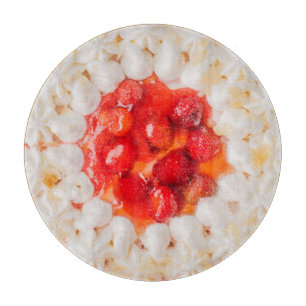Erdbeerkurzgebäck-Dessertkuchen Schlagsahne Schneidebrett