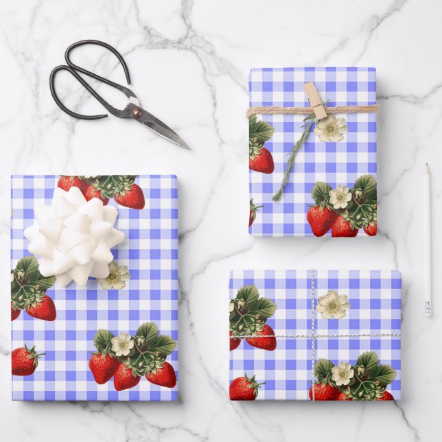 Erdbeerpapier auf blauem Gingham Geschenkpapier Set (Vorderseite)