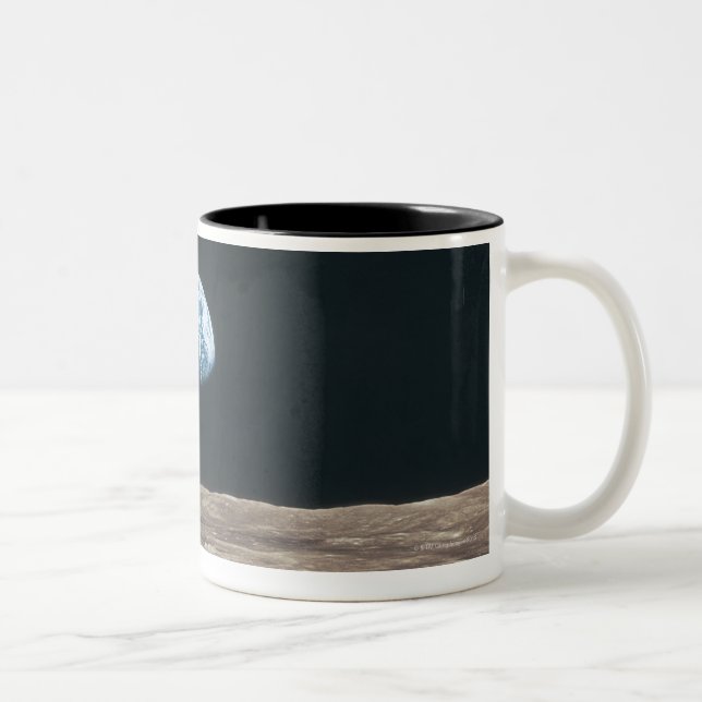 Erde gesehen vom Mond Zweifarbige Tasse (Rechts)
