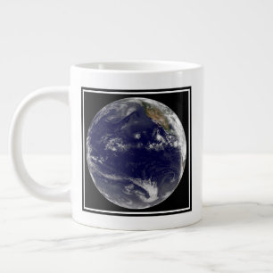 Erde mit drei tropischen Zyklonen im Pazifik. Jumbo-Tasse