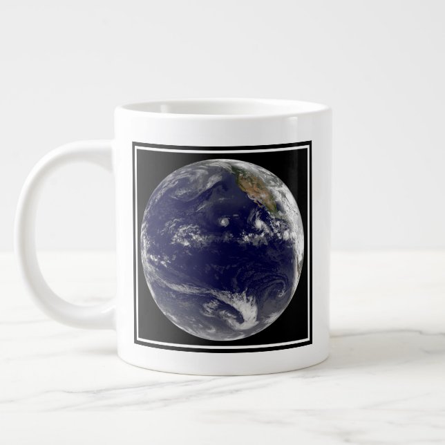 Erde mit drei tropischen Zyklonen im Pazifik. Jumbo-Tasse (Links)