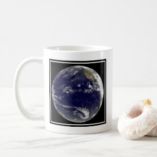 Erde mit drei tropischen Zyklonen im Pazifik. Kaffeetasse