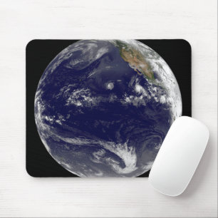 Erde mit drei tropischen Zyklonen im Pazifik. Mousepad
