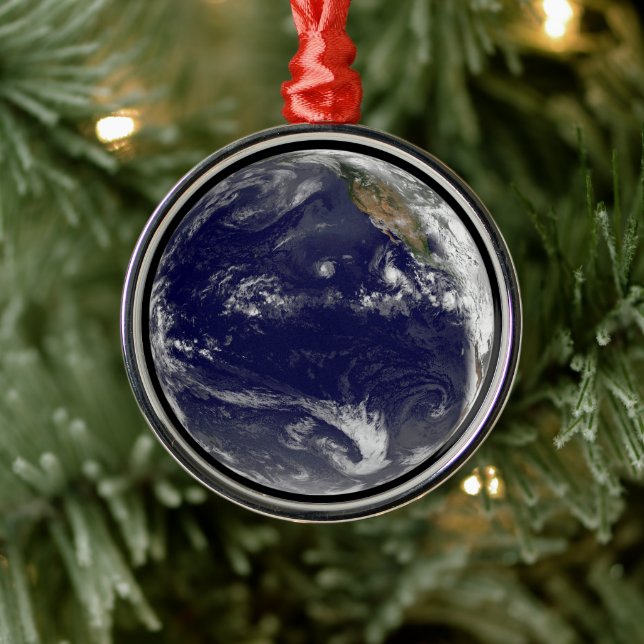 Erde mit drei tropischen Zyklonen im Pazifik. Ornament Aus Metall (Baum)