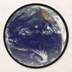 Erde mit drei tropischen Zyklonen im Pazifik. Runder Pappuntersetzer