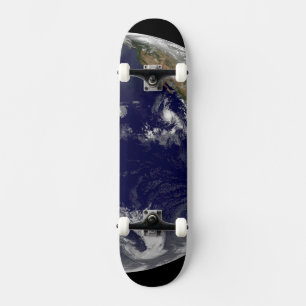 Erde mit drei tropischen Zyklonen im Pazifik. Skateboard