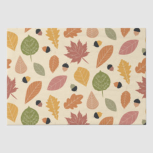 Erdige Herbstblätter mit Eicheln auf Beige Seidenpapier
