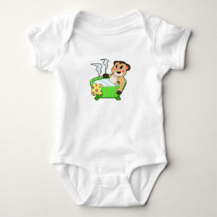 Erdmännchen beim Baden in der Badewanne Baby Strampler