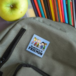 Erdnüsse | Die Erdnussbande Button<br><div class="desc">Feiern Sie Freundschaft und Spaß mit diesem Knopf, der die gesamte Peanuts-Bande zusammenführt. Dieser Knopf eignet sich perfekt für die Fans der "Peanuts"-Figuren und bringt Rucksäcke, Jacken oder andere Accessoires mit einer fröhlichen und nostalgischen Touch, die Charlie Brown, Snoopy und Freunde überall hinbringt.</div>