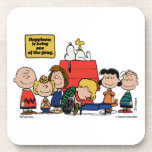 Erdnüsse | Glück ist eins der Gang Getränkeuntersetzer<br><div class="desc">Das Glück ist tatsächlich Teil der Peanuts-Bande, wie in der geliebten Comic-Streifen und seinen verschiedenen Anpassungen dargestellt. Die Peanuts-Charaktere, trotz ihrer Fehler und Kämpfe, finden Freude in ihren nah-Strick-Freundschaften und gemeinsamen Erfahrungen.</div>