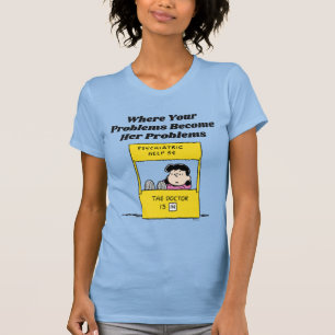Erdnüsse Lucy und der Arzt ist in T-Shirt
