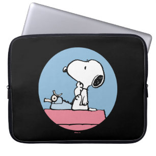 Erdnüsse   Snoopy an der Schreibmaschine Laptopschutzhülle