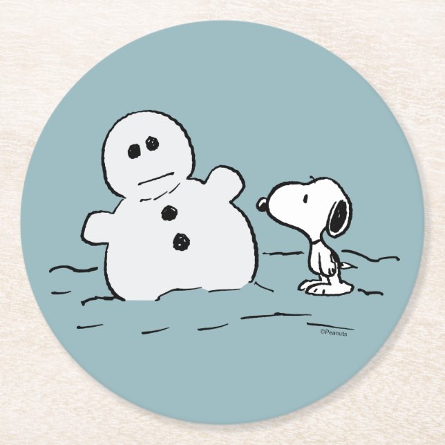 Erdnüsse | Snoopy baut einen Schneemann Runder Pappuntersetzer (Vorderseite)
