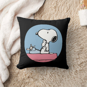 Erdnüsse Snoopy bei der Schreibmaschine Kissen