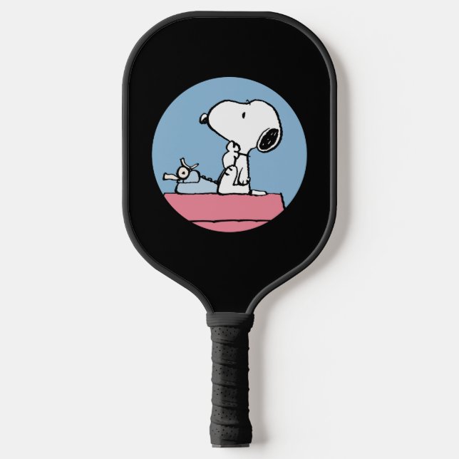 Erdnüsse | Snoopy bei der Schreibmaschine Pickleball Schläger (Vorderseite)