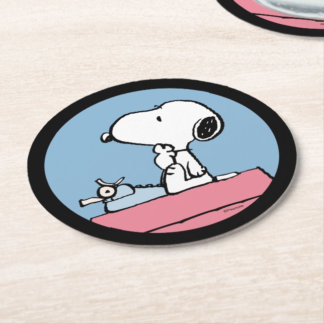 Erdnüsse | Snoopy bei der Schreibmaschine Runder Pappuntersetzer (Angewinkelt)