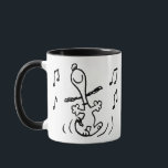 Erdnüsse | Snoopy Dancing Tasse<br><div class="desc">Snoopy ist der liebliche Beagle von Charlie Brown im Comic-Streifen Peanuts von Charles M. Schulz. Karo in diesem niedlichen Peanuts-Design mit Snoopy-Tanz.</div>