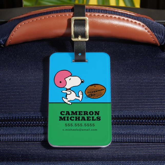 Erdnüsse | Snoopy Football Kicker Gepäckanhänger (Vorderseite Insitu 2)