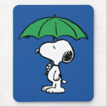 Erdnüsse | Snoopy Green Umbrella Mousepad<br><div class="desc">Karo dieses lustige Design von Peanuts mit Snoopy.</div>