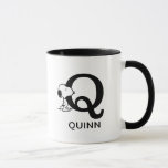 Erdnüsse | Snoopy Name & Monogram Q Tasse<br><div class="desc">Snoopy ist der liebliche Beagle von Charlie Brown im Comic-Streifen Peanuts von Charles M. Schulz. Karo aus diesem niedlichen Peanuts Design mit diesem lieblichen Hund.</div>