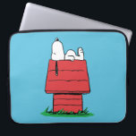 Erdnüsse | Snoopy Napping Laptopschutzhülle<br><div class="desc">Snoopy ist der liebliche Beagle von Charlie Brown im Comic-Streifen Peanuts von Charles M. Schulz. Karo aus diesem niedlichen Peanuts Design mit diesem lieblichen Hund.</div>