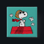 Erdnüsse | Snoopy the Flying Ace Button<br><div class="desc">Dieses niedliche Peanuts-Design zeigt Snoopy als Ass-Lektüre des Ersten Weltkriegs, um den Roten Baron von Deutschland zu übernehmen.</div>