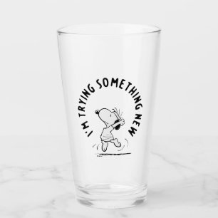 Erdnüsse Snoopy versucht etwas Neues Glas