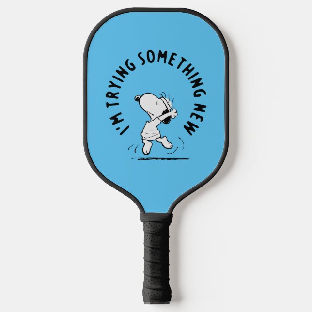 Erdnüsse | Snoopy versucht etwas Neues Pickleball Schläger (Vorderseite)