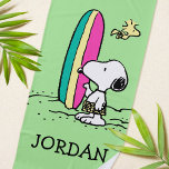 Erdnüsse | Snoopy & Woodstock | Name hinzufügen Strandtuch<br><div class="desc">Karo dieses niedliche Erdnüsse-Design mit Snoopy,  das in Richtung Ozean läuft.</div>
