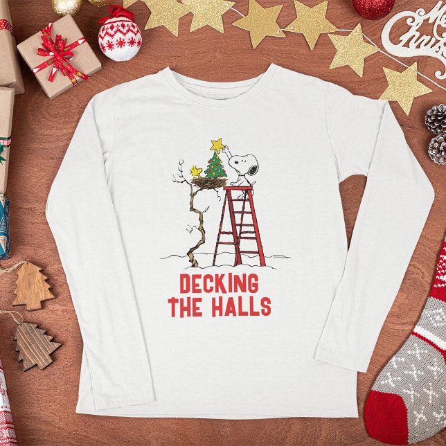 Erdnüsse | Snoopy & Woodstock Weihnachtsbaum Tri-Blend Shirt (Shirt on Christmas table)