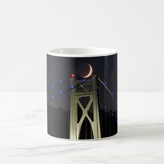 Erdscheinter Crescent Moon auf einer Brücke Kaffeetasse (Mittel)